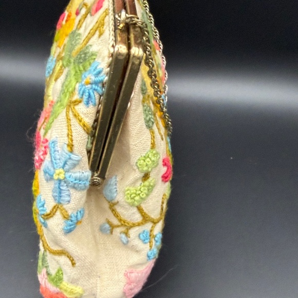 Floral Embroidered Clutch - Picture 5 of 9